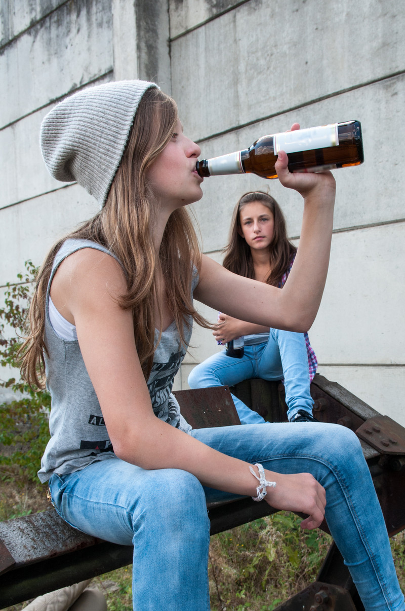 Zwei junge Mädchen trinken Bier